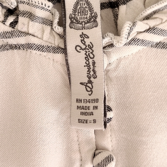 American Rag Cia Small Buttons on the Front - Picture 6 of 7